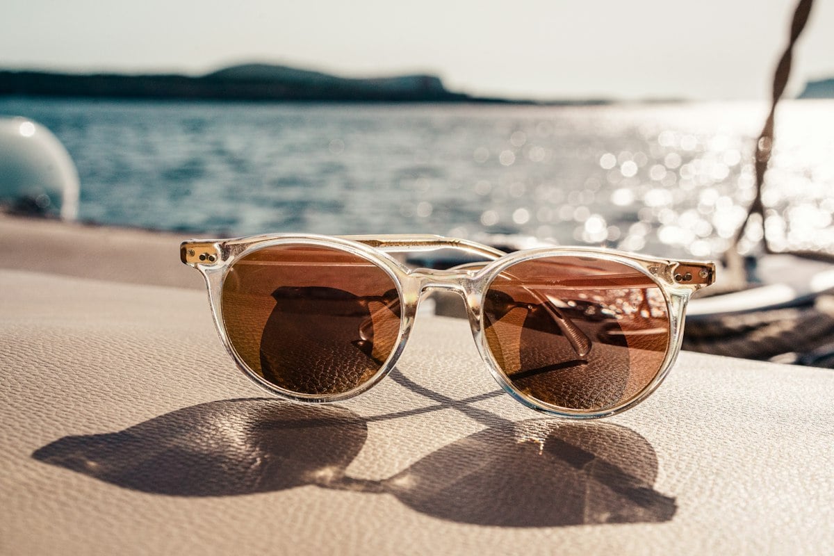Óculos de sol com armação transparente e lente âmbar