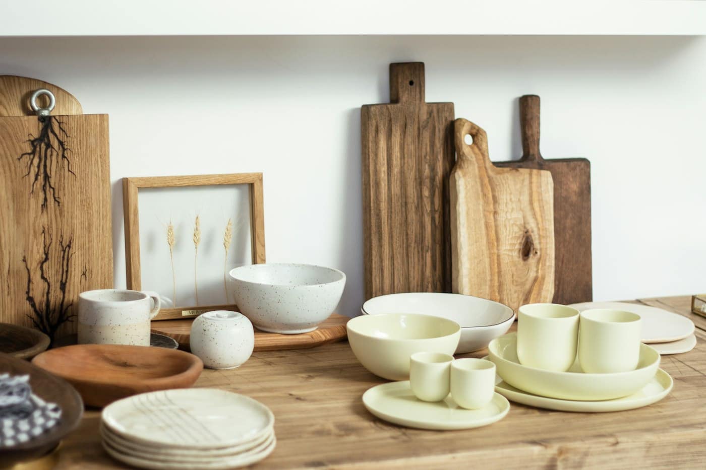 As louças na mesa, junto com tábuas e outras peças da casa