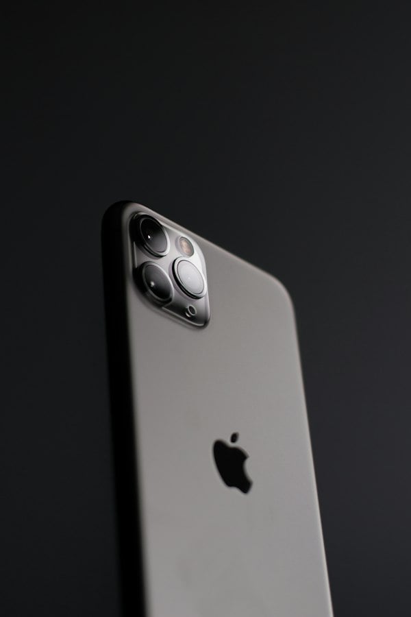 iPhone 15 Pro titânio natural, vista traseira com câmera Pro